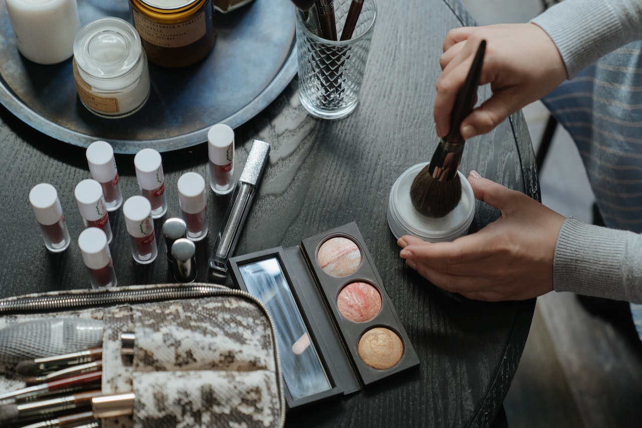 What should we pay attention to when applying makeup?
