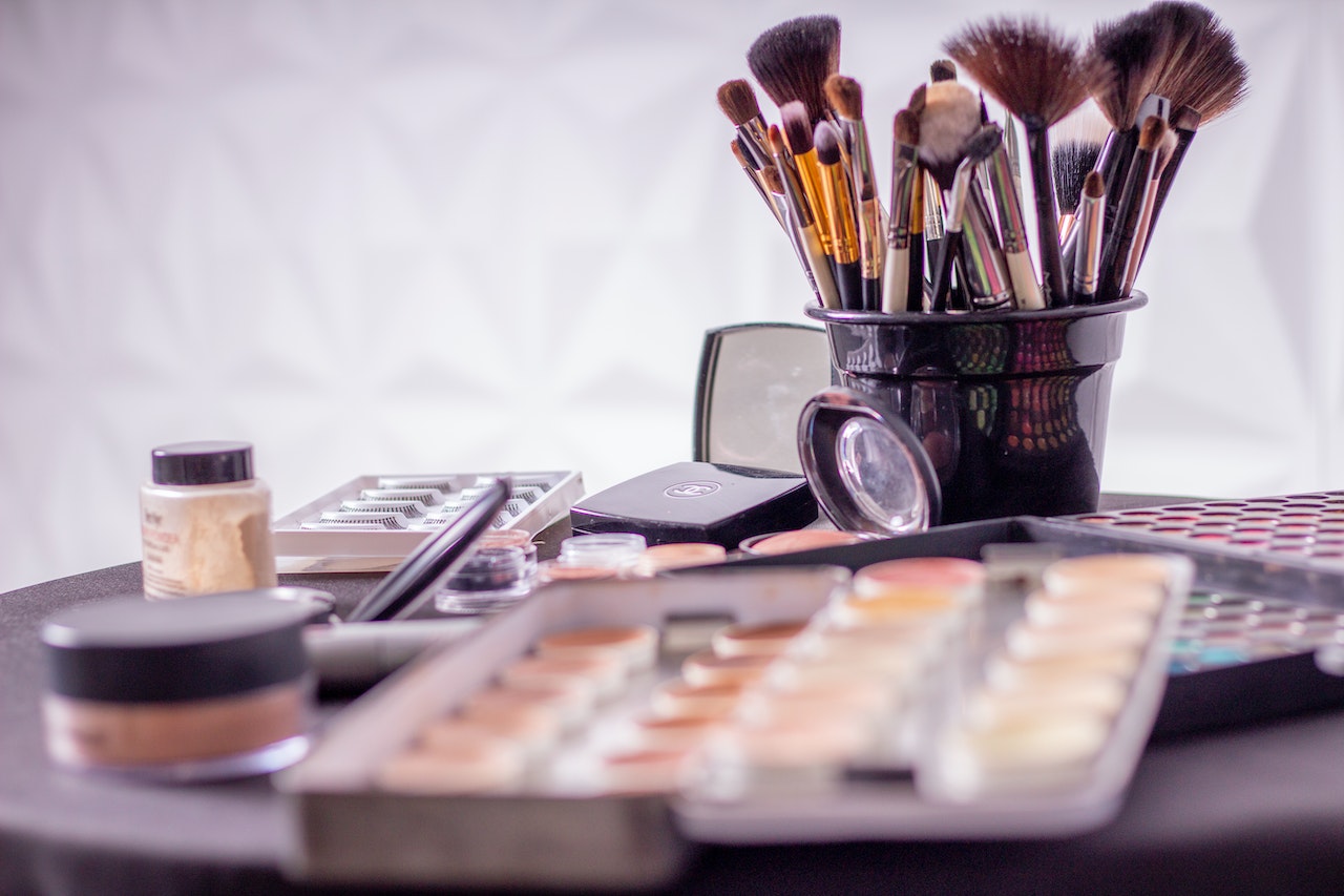 What should we pay attention to when cleansing our face after makeup, and how should facial cleansing be performed?